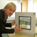 Ericsson-Manager Jan Hederén mit einem Entwurf des intelligenten Fensters (Bild: Ericsson).