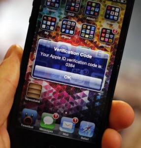 Vor dem Exploit schütze die optionale Zwei-Faktor-Authentifizierung, die Apple in Deutschland aber noch nicht anbietet (Bild: Jason Cipriani / CNET.com)