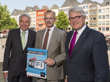 Oberbürgermeister Jürgen Roters, NetCologne-Geschäftsführer Jost Hermanns und Stadtdirektor Guido Kahlen bei der offiziellen Freigabe des Hotspot.Koeln-Netz (Bild: NetCologne).