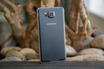 Das Samsung Galaxy Alpha kommt mit Metallrahmen, einer Kunstsoffrückseite und einer darin verbauten 12-Megapixel-Kamera (Bild: CNET.com).