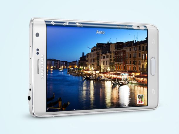 Das Display des Galaxy Note Edge misst 5,6 Zoll und ist an der rechten Seite gebogen (Bild: Samsung).