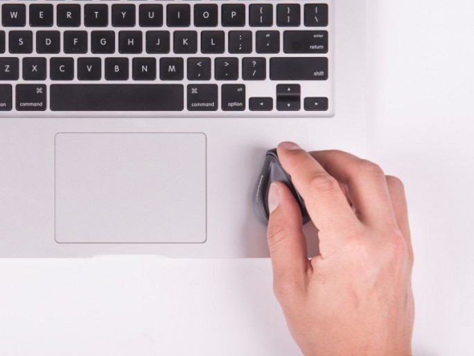 Die GT Mouse lässt sich auf Reisen auch auf engem Raum nutzen, etwa auf der Handablagefläche eines Notebooks (Bild: Swiftpoint).