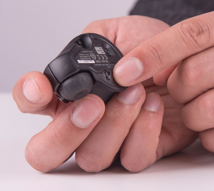 Der durch Ankippen aktivierbare Stift auf der Unterseite der GT Mouse (Bild: Swiftpoint).