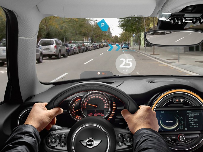 In Deutschland ganz klar ein Bereich mit vielen Möglichkeiten ist der Automobilbau. Die schon 2014 gezeigte Mini Augmented Vision projiziert zum Beispiel Navigationselemente direkt auf die Straße. (Bild: BMW) In Deutschland ganz klar ein Bereich mit vielen Möglichkeiten ist der Automobilbau. Die schon 2014 gezeigte Mini Augmented Vision projiziert zum Beispiel Navigationselemente direkt auf die Straße. (Bild: BMW)