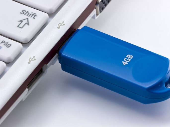 Da aktuell zur Ausnutzung der physische Zugriff auf einen USB-Port erforderlich ist, scheint die ThinkPwn-Lücke nicht ganz so dramatisch zu sein. Allerdings ist durchaus Malware denkbar, die den Exploit auch anderweitig ausnutzen kann. (Bild: Shutterstock/KarSol) Da aktuell zur Ausnutzung der physische Zugriff auf einen USB-Port erforderlich ist, scheint die ThinkPwn-Lücke nicht ganz so dramatisch zu sein. Allerdingsg ist durchaus Malware denkbar, die den Exploit auch anderweitig ausnutzen kann. (Bild: Shutterstock/KarSol)
