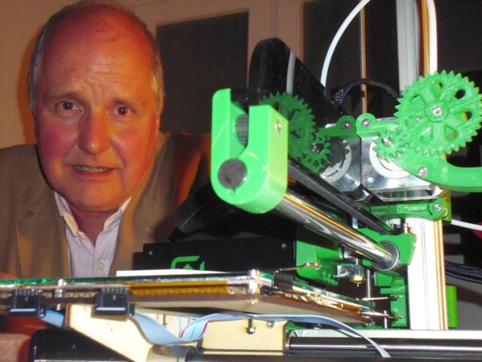 drian Bowyer, mit dem 3D-Drucker Ormerod (Bild: Christian Raum).