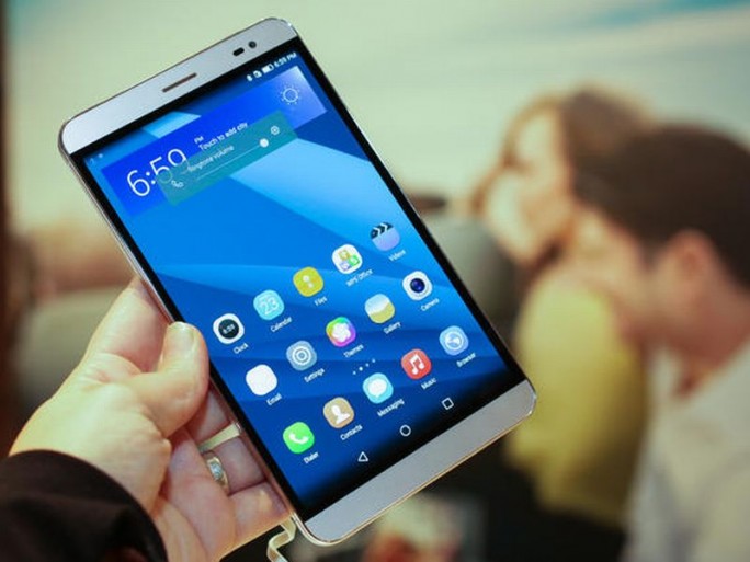 Das Huawei MediaPad X2 LTE offeriert zur Kommunikation ein 4G-Modul sowie HSPA+, WLAN und Bluetooth (Bild: CNET.com).