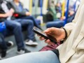 Smartphone-ÖPNV (Bild: Shutterstock/William Perugini)