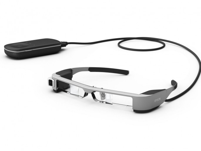 Im Vergleich zum Vorgänger hat Epson die Moverio BT-300 bei Display, Prozessor Kamera udn Konnektivität aufgerüstet (Bild: Epson).