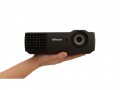InFocus-IN1116-IN1118HD-Front-Hand-300dpi-CMYK (Bild: Infocus)